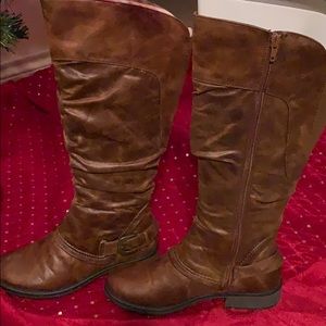 Baretraps boots. Like a reddish brown color.